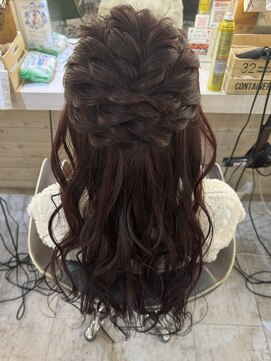 ヘアメイク エンカレッジ(HAIR MAKE encourage) 捻りのハーフアップ
