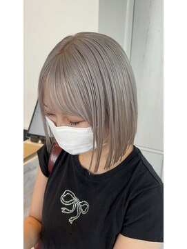 シャラ(Shala) 明るいグレイベージュ×ボブ20代