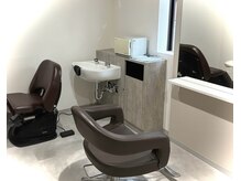 Hair Salon Atelier Forgeの雰囲気(ゆったり心地よいスペースで、シャンプー台への移動も楽です)