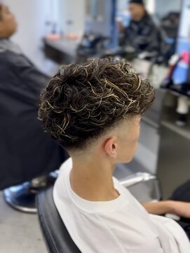 グルーマーズトウキョウ(GROOMER/S TOKYO) 【GROOMER/S 丸山】 スペインカール ハイライトカラー スタイル