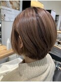 ショートボブ×ピンクベージュ×明るい白髪染め