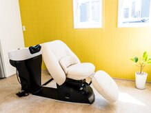 フルフラットのYUMEシャンプー台で癒しのヘッドスパを…