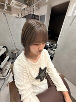 キュエム(Cuem) 【Cuem菅原】ケアブリーチグレージュシルバー中性的ボーイッシュ