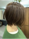 丸みショート×カーキカラーで叶える大人の抜け感