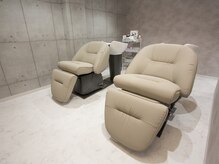 アリュメ 三重鈴鹿店(allum)の雰囲気（フルフラットのシャンプー台の専用スペースでリラックス時間。）