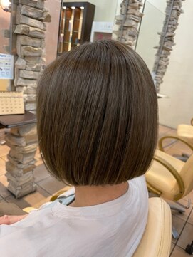 ティエル(Tiele) まとまる切りっぱなしボブアッシュブラウン