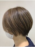 大人ショート　白髪ぼかしハイライト　ベージュ