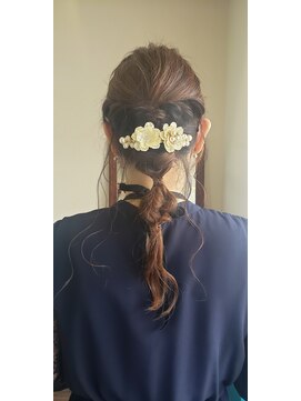 キキヘアメイク(kiki hair make) くるりんぱ×ポニーテール