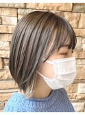 マロンベージュ前下がりショートイヤリングカラー×シルバー