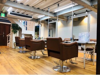 シェルター プロデュースド バイ エムズ(Shelter produced by M's)の写真/仕事帰りにも気軽に立ち寄れる!朝のお手入れも簡単にキマる!21時まで営業・駐車場完備◎