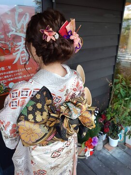 ナンバーエイト(number eight) 下めシニョン ブライダル 二次会 お呼ばれ 大人可愛い 成人式