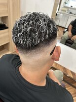 ヒカリ バイ イサミ 西川口(Hikari by ISAMI)&nbsp;フェザーパーマ刈り上げセンターパートマッシュ〈理容室〉西川口