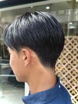 スー(suu)&nbsp;センター分けサイド流しツーブロック後ろスッキリ刈り上げ