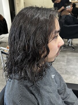 ヒュイル バイ ニアウ(Hwyl by Niau) メンズミディアムパーマスパイラルパーマツーブロック