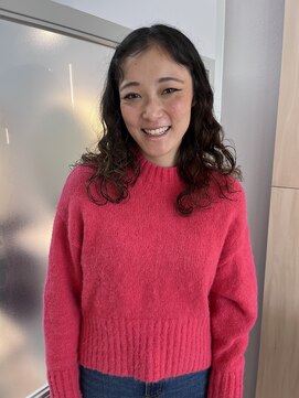 シダ(sida SAIIN) 20代30代外国人風ナチュラルカーリー