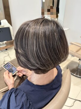 ビオラバイフーガ 綱島(Viola by FUGA) 白髪ぼかしハイライト×ショートボブヘア40代50代60代