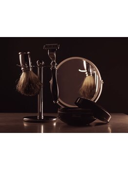 こだわる大人の男へ。プロ技で、ひげも眉もパーフェクトに！