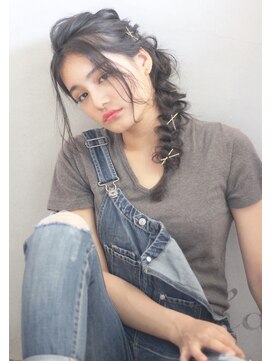 ディーナ(D'na) 『D'na』三つ編みアレンジ