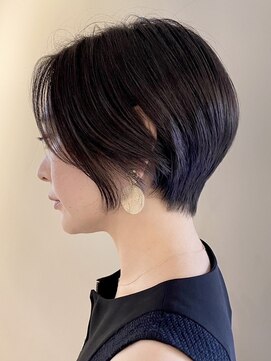 大人ショートボブ前下がりショートボブひし形ショート襟足短め