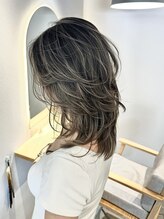 カミュー 高岳(CAMUE) 地毛を活かす細めハイライト×レイヤーカット