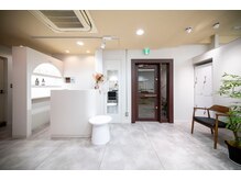 マアル(maal)の雰囲気（白を基調とした明るい空間◎）