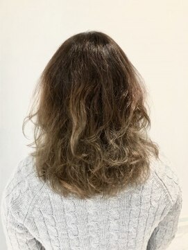 コム(com by neolive) ナチュラルロングウェーブ