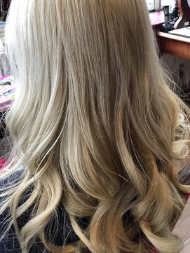 サクライ美容室 外国人風ハイトーンロング