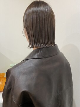 ムク(Muku) ぱつっとボブとアッシュベージュ