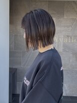 メゾン アヴァロ(Maison Avallo)&nbsp;ハイライトデザインのダークグレージュ切りっぱなしボブ