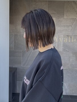 メゾン アヴァロ(Maison Avallo) ハイライトデザインのダークグレージュ切りっぱなしボブ