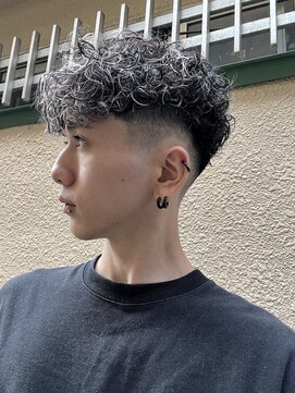 フライ 東通り店(Frei) ホワイトハイライトスペインカール