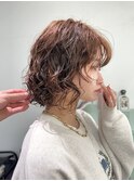 顔まわりレイヤーボブヘア切りっぱなしボブパーマワインレッド