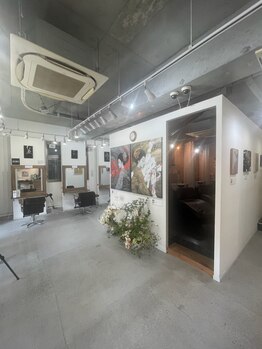 ニッカバイレオン(Nicca by leon)の写真/美とアートが融合する特別な空間。常時展示のアート作品を眺めながら外見だけでなく心も豊かになる体験を◇