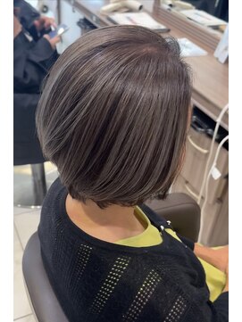 上品な丸みシルエットの大人ショートボブ