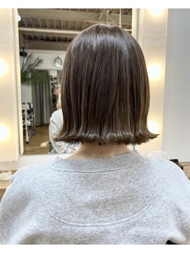 外ハネグレージュボブ