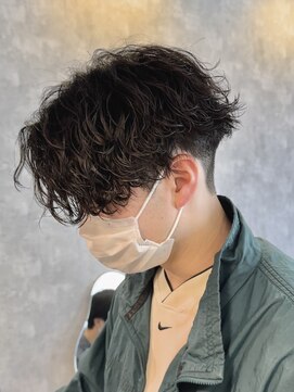 アビー(ABEY) 波巻きスパイラルセンターパート刈り上げマッシュ