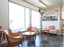 エフサロン(f salon)の雰囲気（広い待合。お子様連れも歓迎です）