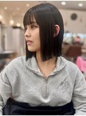 ラフに揺れる前髪あり切りっぱなしボブ