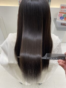 【本物志向の大人女性必見】belloこだわりの「美髪矯正ストレート」で、手触り抜群なうる艶美髪へ―。