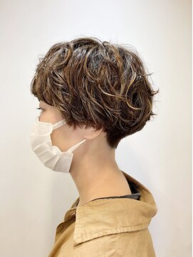 レンジシキチジョウジ (RENJISHI KICHIJOJI) ハイライト効かせた刈り上げパーマショート【RENJISHI宮本】