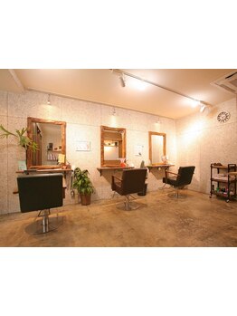 落ち着いた空間が広がる穏やかな店内は3席のみの隠れ家的サロン♪スタッフも２名でなんでも相談出来ちゃう!