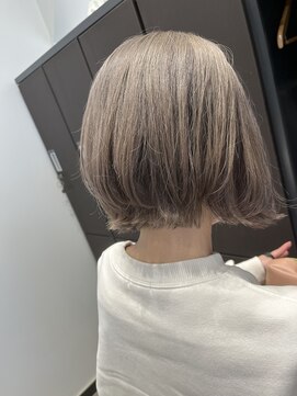 エンリア(ENlier) ボブウルフ　ブリーチカラー　ホワイトベージュ