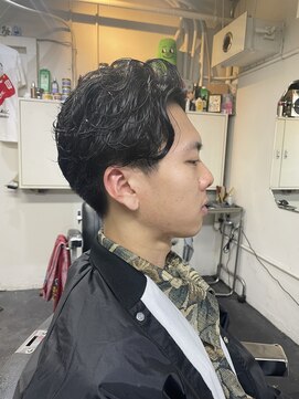 メリケンバーバーショップ フクオカ(MERICAN BARBERSHOP FUK) 波巻き束感ショートツーブロックマッシュアップバングコンマヘア