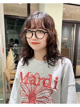 ホロ(hollo) ウェーブミディアムロングウルフレイヤーパーマ