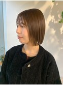 大人っぽい印象のタイトなストレートボブ