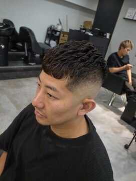 イントロバイフィーネ 渋谷(INTRO . by Fi-Ne) ナチュラルアイロンパーマクロップスキンフェード/渋谷