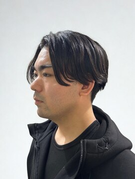 センターパート×艶ミディで大人の余裕◎