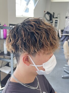 バース バイ ハピネス(BIRTH by happiness) パーマ活かし刈り上げマッシュ