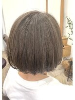 リル(LiL)&nbsp;ボブ/メッシュ/ブルーアッシュ/クセを活かしたスタイリング