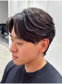 大人の抜け感を演出する、今トレンドのフェザーパーマ